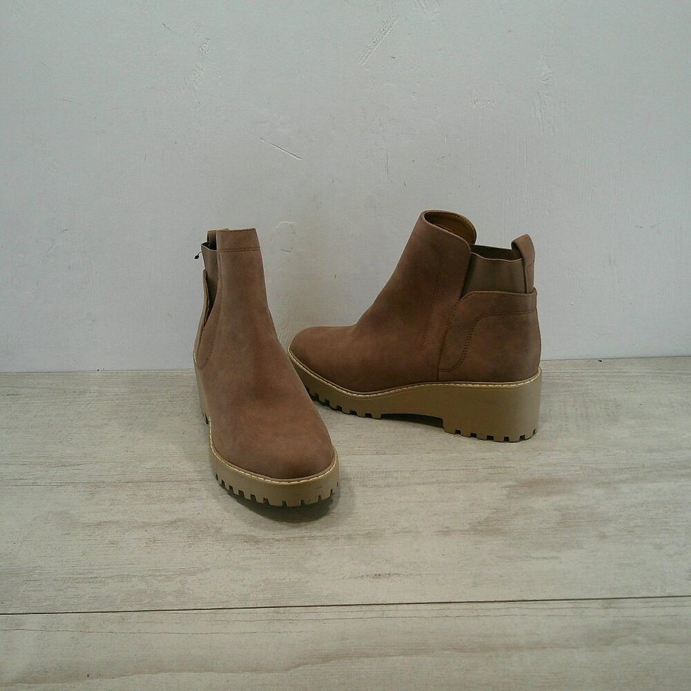 DV Dolce Vita Modern Chelse Style Suede Rielle Chelsea Lug Sole Booties. SZ 9.5